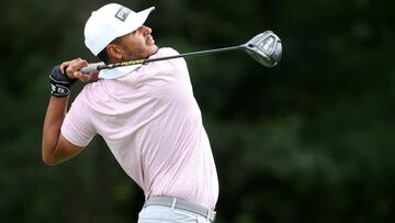 Sebasti&aacute;n Mu&ntilde;oz golpea la bola durante la primera jornada del John Deere Classic en el TPC Deere Run de Silvis, Illinois.