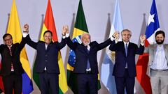 Colombia's President Gustavo Petro, Bolivia's President Luis Arce, Brazil's President Luiz Inacio Lula da Silva, Argentinian President Alberto Fernandez and Chilean President Gabriel Boric hold hands as they pose during the South American Summit at Itamaraty Palace in Brasilia, Brazil May 30, 2023. REUTERS/Ueslei Marcelino