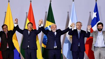 Colombia's President Gustavo Petro, Bolivia's President Luis Arce, Brazil's President Luiz Inacio Lula da Silva, Argentinian President Alberto Fernandez and Chilean President Gabriel Boric hold hands as they pose during the South American Summit at Itamaraty Palace in Brasilia, Brazil May 30, 2023. REUTERS/Ueslei Marcelino