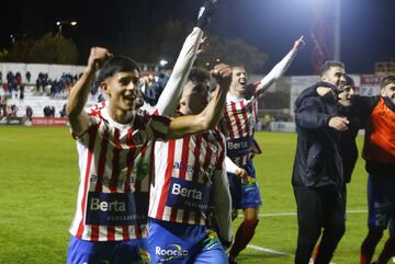 El Barbastro celebra el pase a la siguiente ronda de la Copa del Rey tras ganar 2-0 al Espanyol.