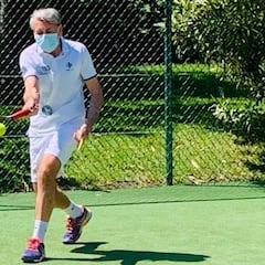 El gran Manolo Santana se entrena con 82 años y mascarilla