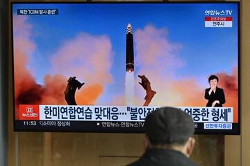 Un hombre observando el lanzamiento del último misil norcoreano, emitido en televisión (Photo by Jung Yeon-je / AFP) (Photo by JUNG YEON-JE/AFP via Getty Images)
