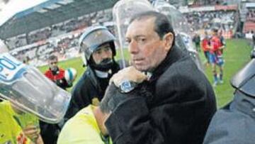 <b>INCIDENTE. </b>Enrique Castro 'Quini', delegado del Sporting, protegió al colegiado Paradas Romero en su salida del césped de El Molinón.