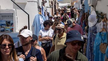 Tourists walk among shops in the village of Oia, on Santorini, Greece, July 25, 2024. REUTERS/Alkis Konstantinidis