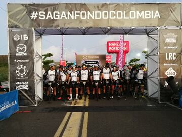 El calor de Barranquilla, el río Magdalena, el mar Caribe y 1500 aficionados rodaron junto a Peter Sagan en el gran fondo que pone fin a su visita a Colombia.