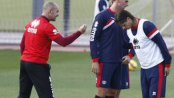 Paco Jémez y Antonio Amaya junto a Ze Castro.