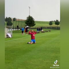 ¿Celebra su continuidad en el Barça?: Griezmann y la perfecta imitación a Depay