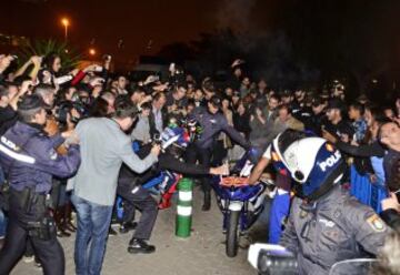 Jorge Lorenzo ha sufrido quemaduras en una pierna a su llegada al aeropuerto de Palma de Mallorca, cuando la moto en la que iba a encabezar la comitiva de su recibimiento en la isla empezó a echar humo.  