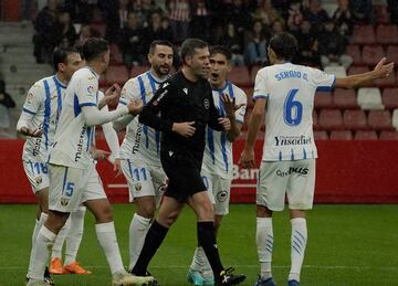 Los jugadores del Leganés protestan a Trujillo Suárez el penalti que Ocón Arráiz le pidió señalar en el Sporting - Leganés de esta temporada.