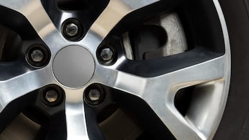 ¿De qué depende el número de birlos en los rines y llantas de un auto?