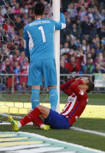 Griezmann se lamenta de una ocasión ante Sergio Rico. 