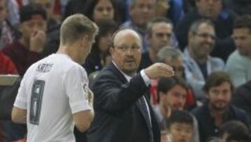 Benítez dialoga con Kroos durante el partido.
