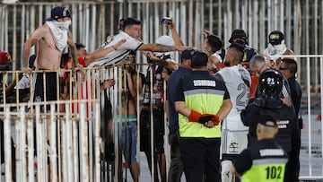 Futbol, Huachipato vs Colo Colo.
Supercopa 2024.
Hinchas de Colo Colo conversan con Arturo Vidal durante el partido contra Huachipato por la Supercopa realizado en el estadio Nacional.
Santiago, Chile.
11/02/2024
Felipe Zanca/Photosport
Football, Huachipato vs Colo Colo.
Supercopa 2024
Colo ColoÕs fans speak with Arturo Vidal during the game against Huachipato for the Supercopa match at the Nacional stadium in Santiago, Chile.
02/11/2024
Felipe Zanca/Photosport