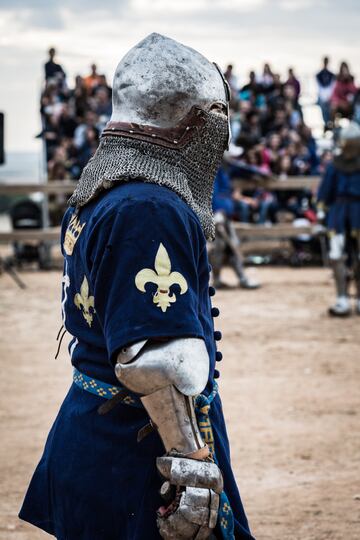 Se trata de derribar a los contrarios por cualquier medio: Se podría decir que vale casi todo, desde empujones, patadas, hasta golpear con el arma, con el escudo... Lo que está prohibido son las estocadas y pegar en pies, articulaciones, nuca y verticalme