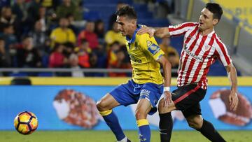 H&eacute;lder Lopes protege el bal&oacute;n ante Aduriz. 