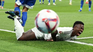 Soccer Football - LaLiga - Real Madrid v Deportivo Alaves - Santiago Bernabeu, Madrid, Spain - September 24, 2024 Real Madrid's Vinicius Junior reacts after sustaining an injury REUTERS/Violeta Santos Moura TPX IMAGES OF THE DAY