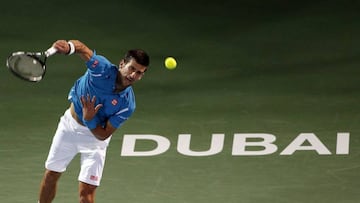 Novak Djokovic serves to Tommy Robredo in Dubai. 