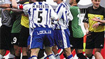 <B>EMPATE Y MOVIDA</B>. En la segunda parte del Málaga-Betis se produjo una tángana tras una entrada muy fuerte de Varela a Darío.