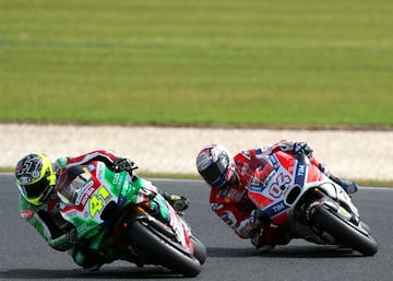 Andrea Dovizioso por detrás de Aleix Espargaró.