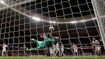 GRAF1656. MADRID, 27/03/2018.- El portero de la selecci&oacute;n espa&ntilde;ola David de Gea encaja el gol de Otamendi, de Argentina, durante el partido amistoso que se disputa esta noche en el Estadio Wanda Metropolitano, en Madrid. EFE/Mariscal