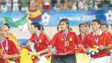 <b>HONORES DE CAMPEONES. </b>La joven selección que formó Juan Santisteban pudo dar ayer la vuelta de honor en el Estadio del Mediterráneo tras ganar el torneo de fútbol.