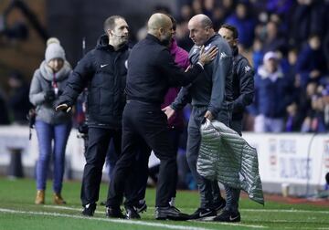 Guardiola, fue eliminado en la quinta ronda de la FA Cup por el Wigan, de tercera categoría inglesa, al perder 1-0 en un ajustadísimo encuentro fuera de casa. Pero el mal trago para el entrenador del City no se limitó a la sorprendente eliminación de su equipo, sino que antes, en el descanso del partido, tuvo un incidente con Paul Cook, el técnico del equipo rival, con el que se encaró. En su camino hacia los vestuarios después del final de la primera mitad, aún con empate a cero en el marcador, los dos entrenadores empezaron a discutir acaloradamente, sin que, no obstante, la cosa llegara a mayores.