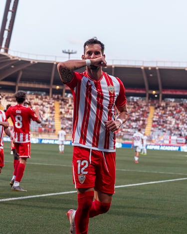 El Almería amplía su nómina de capitanes con Nelson Monte y Embarba