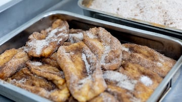 Torrijas en elaboración en la pastelería 'Obrador El Panazo', a 10 de abril de 2025, en Madrid (España). Las torrijas, dulce típico de Cuaresma y Semana Santa, se preparan con rebanadas de pan empapadas en leche o vino y que, tras ser rebozadas en huevo, se fríen en una sartén con aceite. Se suelen endulzar con miel o azúcar y se aromatizan con canela.
10 ABRIL 2025
Eduardo Parra / Europa Press
10/04/2025