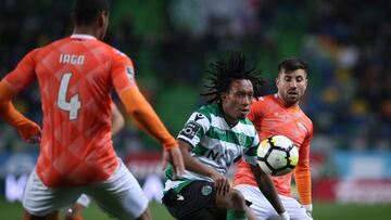Gelson Martins de Sporting disputa un balón con Iago Santos de Moreirense.