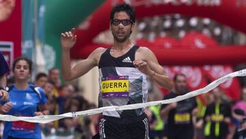Javier Guerra se proclama ganador de la categoría de 10.000 metros en la III Carrera Popular Las Edades del Hombre en Toro (Zamora), que ha congregado este sábado.