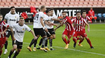 Los jugadores de los dos equipos durante una acción del partido. 


