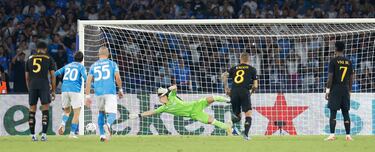 2-2. Piotr Zielinski anota desde los once metros lanzando a la base del palo derecho de Kepa Arrizabalaga.