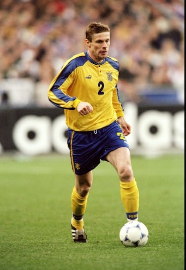 "Todos esperamos que todo esto acabe pronto, estamos perdiendo vidas inocentes, familias están siendo destrozadas. Un país ha sido invadido y golpeado, ¿y todo para qué?”. Ante su incomprensión, Oleh Luzhnyi ha decidido pasar a la acción. Un mito del fútbol ucraniano que, ahora, forma parte de la resistencia de su país. Con el Dinamo de Kiev ganó 8 ligas, 4 copas nacionales y 1 copa de la URSS; con el Arsenal, cumpliendo un sueño en el fútbol inglés, conquistó la Premier al lado de Arsène Wenger. Llegó a Inglaterra apodado como el caballo, por un inicio problemático, y se marchó siendo el alce, por su seriedad y compromiso. 