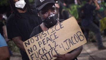 Los manifestantes protestan por el tiroteo de Jacob Blake el 26 de agosto de 2020 en Kenosha, Wisconsin.