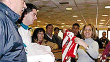 <B>TUVO MUCHA DEMANDA</B>. Chicos, chicas, más pequeños o ya en edad adulta, lo cierto es que los aficionados del Atlético disfrutaron de lo lindo con su nueva camiseta.