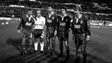LA QUINTA DEL BUITRE EN LOS PROLEGOMENOS DEL ENCUENTRO REAL ZARAGOZA REAL MADRID CELEBRADO EN EL ESTADIO DE LA ROMAREDA EL 31 DE OCTUBRE DE 1992