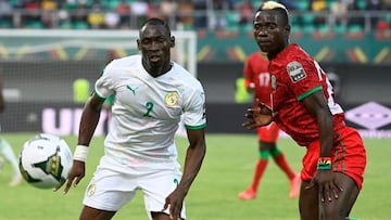 Senegal&#039;s defender Saliou Ciss (L) vies with Malawi&#039;s forward Khuda Ike Muyaba (R) during the Group B Africa Cup of Nations (CAN) 2021 football match between Malawi and Senegal at Stade de Kouekong in Bafoussam on January 18, 2022. (Photo by Piu