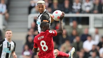 Soccer Football - Premier League - Newcastle United v Liverpool - St James' Park, Newcastle, Britain - April 30, 2022 Newcastle United's Joelinton in action with Liverpool's Naby Keita, who appears to handle the ball REUTERS/Scott Heppell E