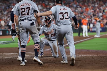 Los peloteros de los Tigers festejan luego de un doblete de Andy Ibáñez que limpió las bases.