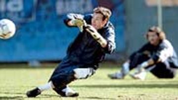 <b>RELEGADO.</b> Rüstü, como en la foto, detrás de Jorquera, no tiene sitio.