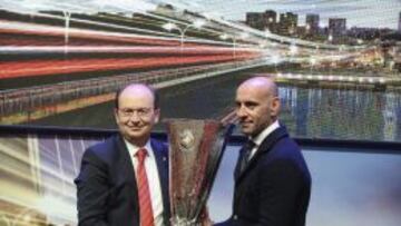 Monchi, con la Europa League junto a Pepe Castro.