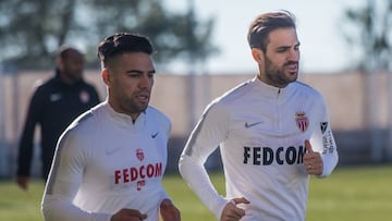 El delantero colombiano Radamel Falcao García junto al volante español Cesc Fábregas durante un entrenamiento con el Mónaco
