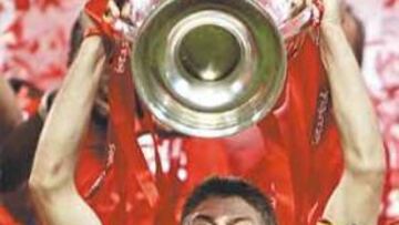 <b>MEJOR JUGADOR.</b> Steven Gerrard (Liverpool). El capitán red fue decisivo en la consecución de la Champions, aunque no vivió su mejor temporada. Pese a todo, su trabajo y su contundencia goleadora le han encumbrado defi nitivamente.