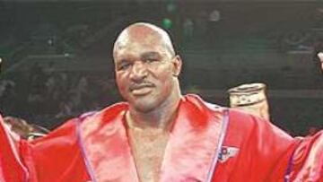 <b>OTROS TIEMPOS. </b>Holyfield saluda al público tras ganar a Hasim Rahamn en 2002.