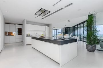 La cocina también cuenta con vistas a Miami, ya que la vivienda se orienta en un espacio de 180 grados rodeada de ventanas.