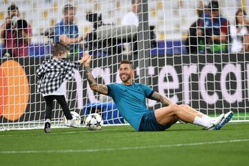 Los niños irrumpen en el entreno del Madrid en Kiev