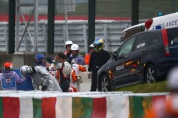 Adrian Sutil habla con el médico que atendió a Jules Bianchi.
