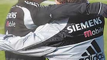 <b>INSEPARABLE. </b>Raúl abraza a su amigo Morientes.