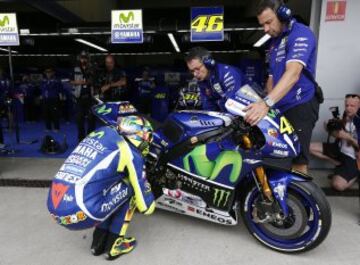 Valentino Rossi en su box.