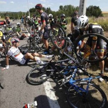 Una tremenda caída neutralizó la etapa y forzó 4 abandonos